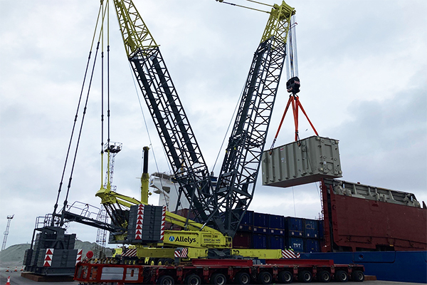 Yellow Allelys heavy lift crane in operation